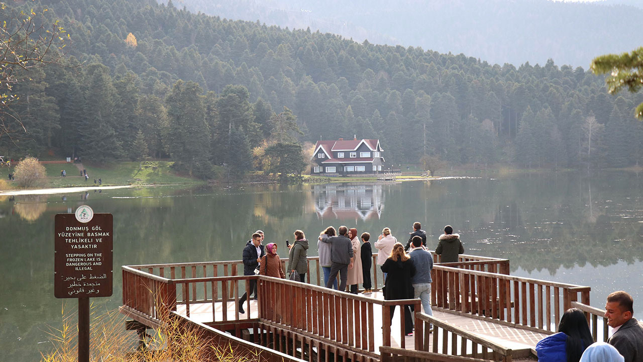 Ara tatilde Gölcük Tabiat Parkı ziyaretçi akınına uğradı