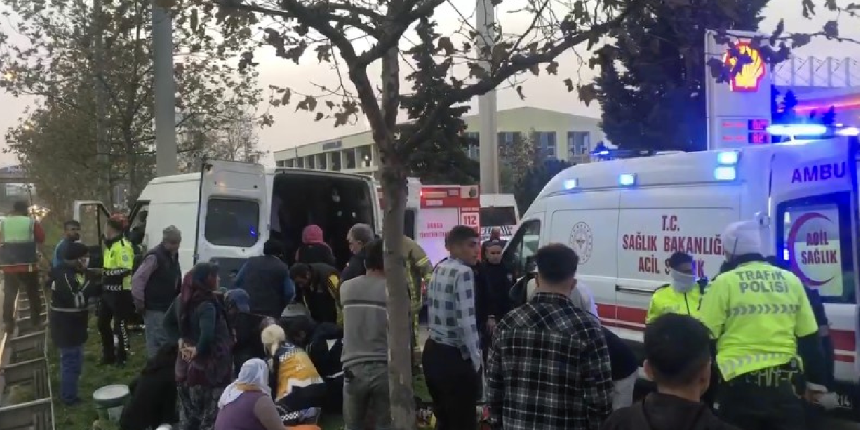 İşçileri taşıyan panelvan minibüs kaza yaptı: 13 yaralı