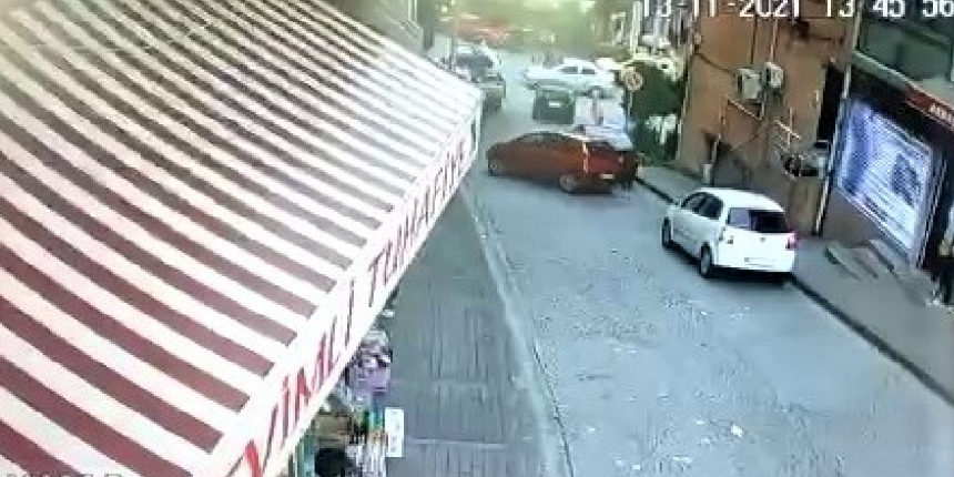 Kontrolden çıkan araç, iş yerine daldı! O anlar kamerada...
