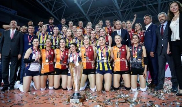 Fenerbahçeli İlhan Ekşioğlu, Galatasaraylıların örnek sportmenliğiyle bakın nasıl dalga geçti...