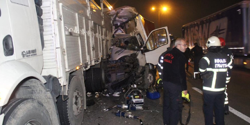 TEM’de kamyonet, lastiği patlayan kamyona ok gibi saplandı