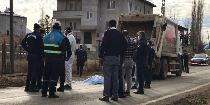 Çöp kamyonunun altında kalan temizlik işçisi hayatını kaybetti