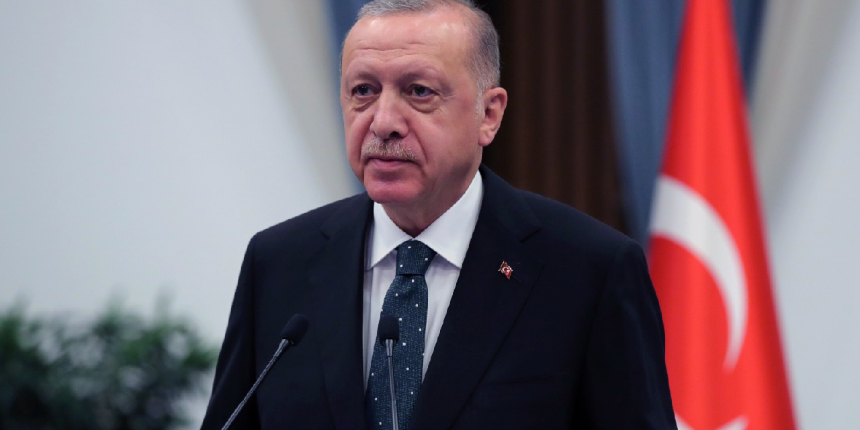 Cumhurbaşkanı Erdoğan'dan Sezai Karakoç için gazetelere taziye ilanı