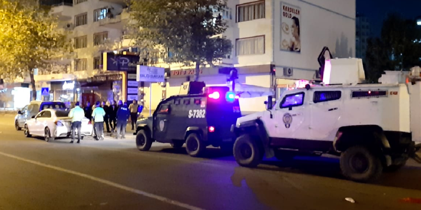 Düğün salonundan çıkan çocuğa çarptı! Ailesi tarafından darbedildi