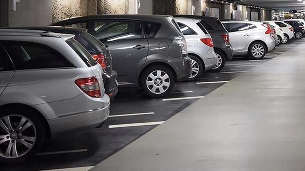 Site yönetimlerini ele geçiren illegal yapılar, otoparkları stokçu galerilere kiralıyor