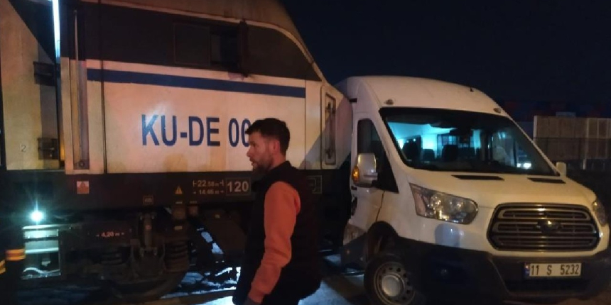 Akaryakıt yüklü tren, servis minibüsüne çarptı!