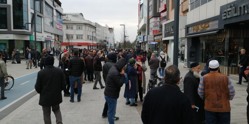 Düzce'de son durum... Depremi hisseden vatandaşlar sokağa döküldü