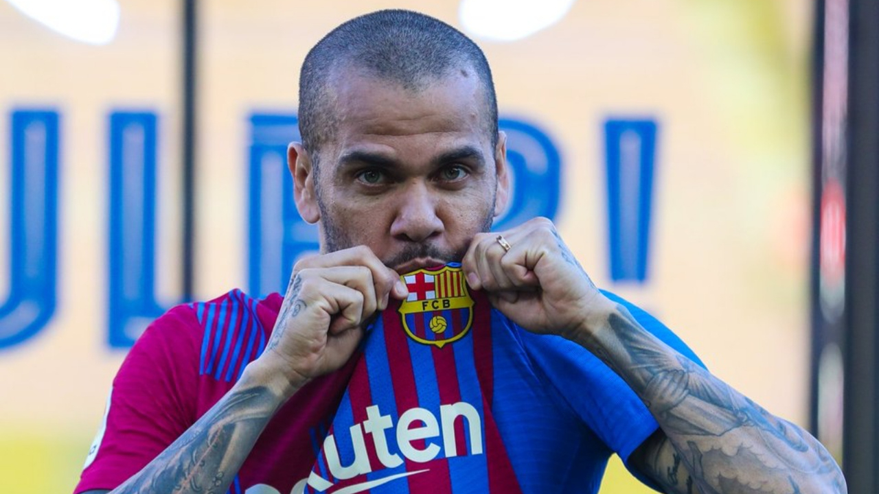 Brezilyalı sağ bek Dani Alves 38 yaşında Barcelona'ya geri döndü