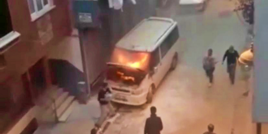 Vatandaşlar yangına damacanalarla müdahale etti!