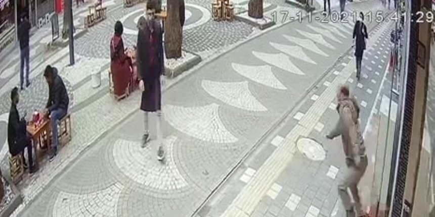 Depremi hissedince sokağa fırladılar! O anlar kamerada...