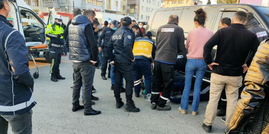 Aracın altında kalan yayayı krikolarla kurtardılar!