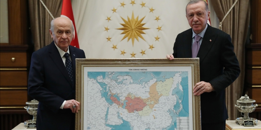 Külliye'de kritik zirve: Cumhurbaşkanı Erdoğan ile Bahçeli görüşmesi sona erdi! MHP liderinden anlamlı hediye...