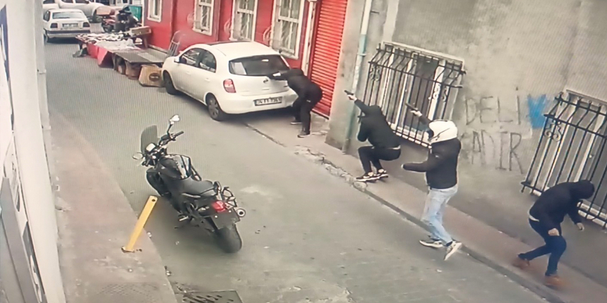 İstanbul'un göbeğinde güpegündüz çatışma! Siper alıp birbirlerine kurşun yağdırdılar