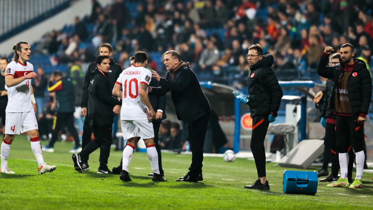 Stefan Kuntz'tan Hakan Çalhanoğlu'na... "Bu takımın en değerli oyuncususun"