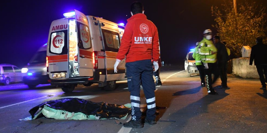 Yatsı namazına giderken otomobilin çarptığı yaşlı adam caminin önünde can verdi