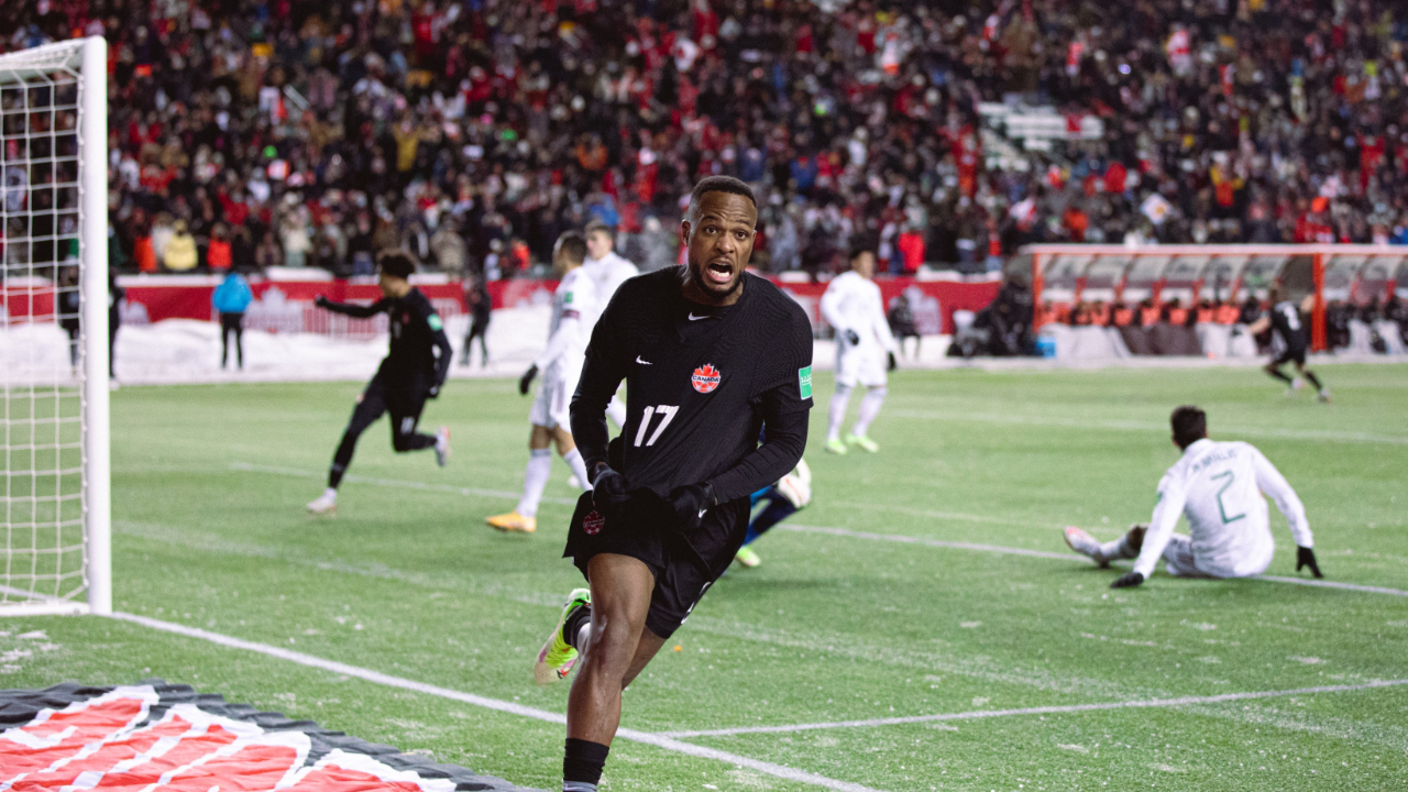 Cyle Larin Kanada'yı Dünya Kupası'na taşıdı, Atiba Hutchinson rekor kırdı