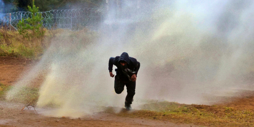 Ses bombaları, biber gazları, tazyikli su ve taşlar: Belarus sınırı!