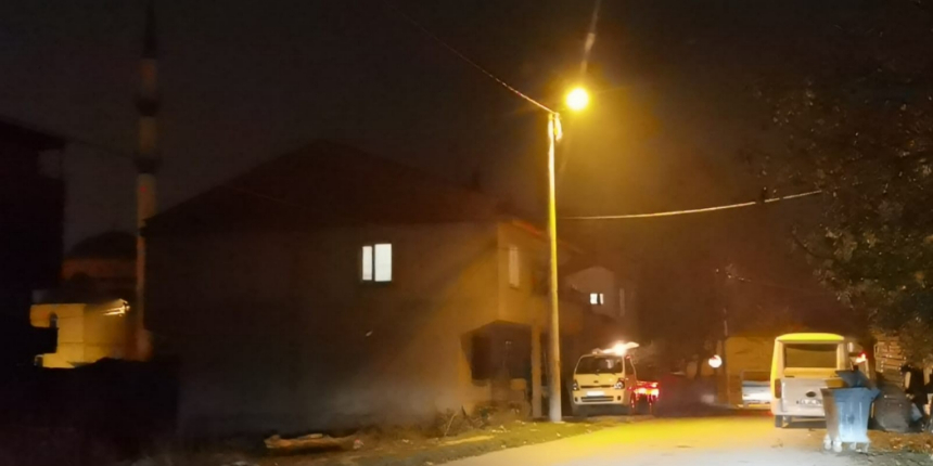 Bacasını temizlediği evinin çatısından düşen genç ağır yaralandı!