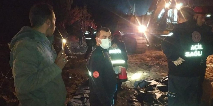 Kamyon, yükünü boşaltırken uçuruma yuvarlandı: 2 ölü