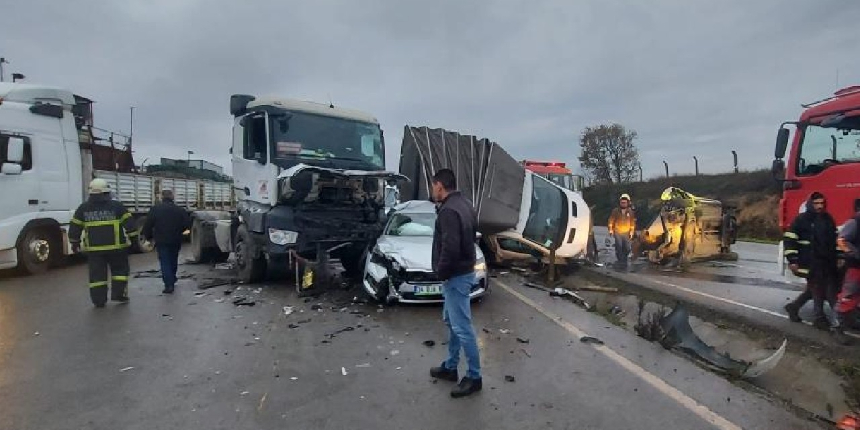 Kocaeli'de 7 aracın karıştığı zincirleme kazada ortalık savaş alanına döndü