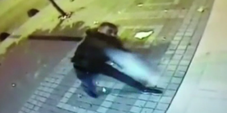 Eline aldığı taşı defalarca ATM'ye fırlattı!
