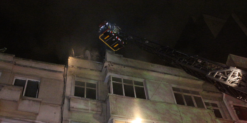 Beyoğlu'ndaki oteller caddesinde yangın! Turistler canlı yayın yaptı