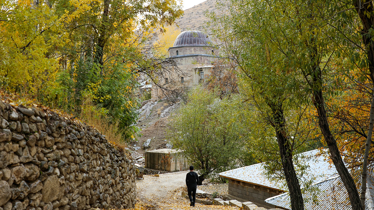 Van'da 311 yıllık cami fotoğraf tutkunlarının ilgi odağı oldu