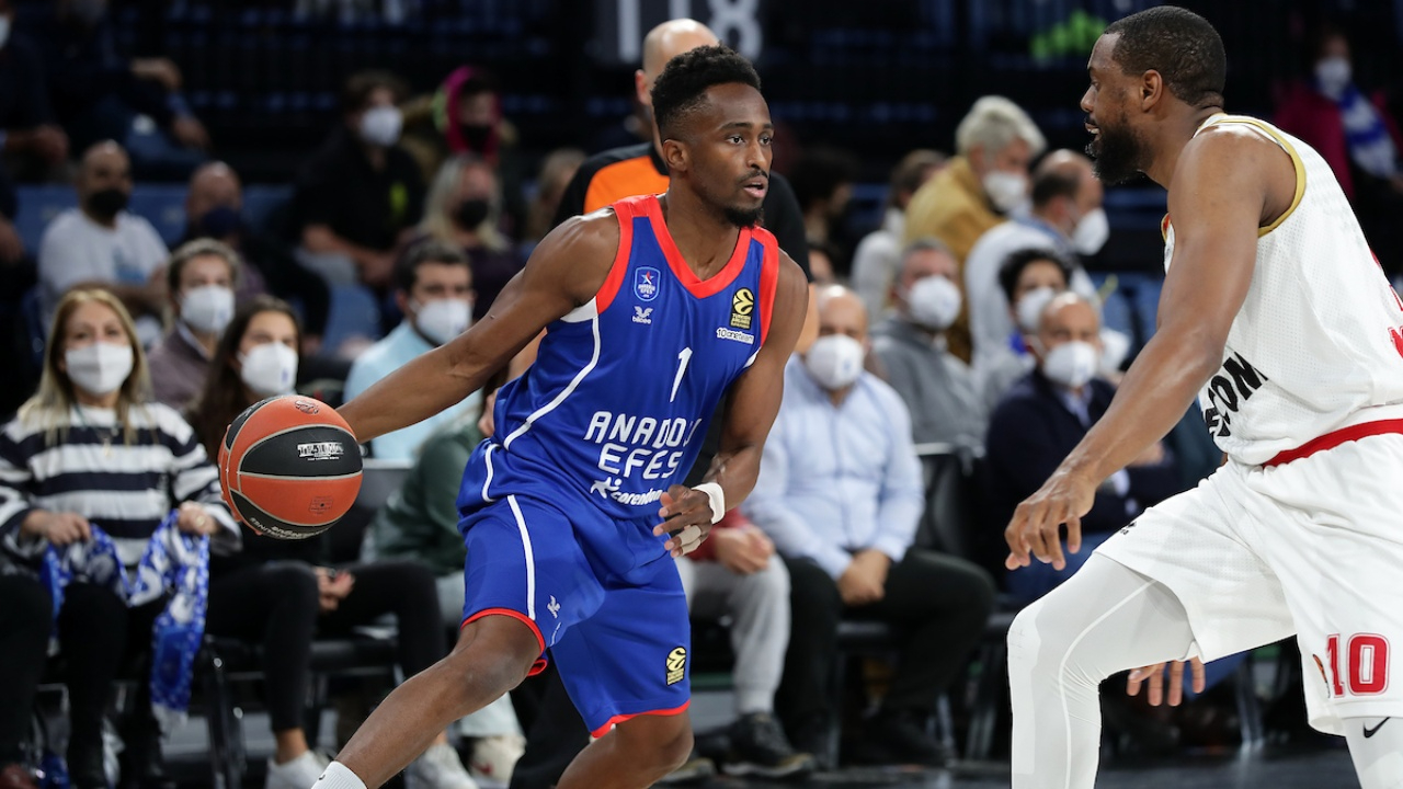 Anadolu Efes, AS Monaco'yu ezdi geçti... Lacivert-Beyazlılar'dan galibiyet serisi..