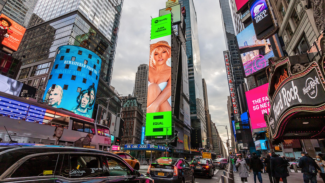 Ajda Pekkan'ın fotoğrafı New York Times Meydanı'nda