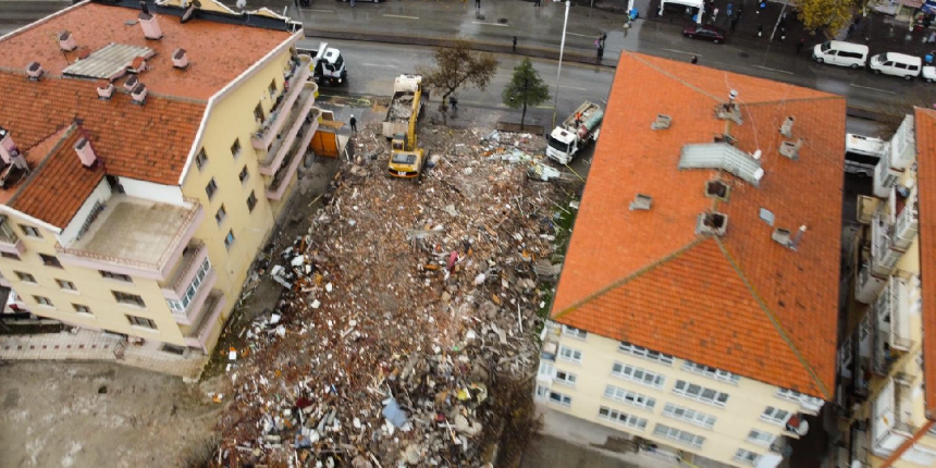 Ankara'da patlama meydana gelen bina tamamen yıkıldı