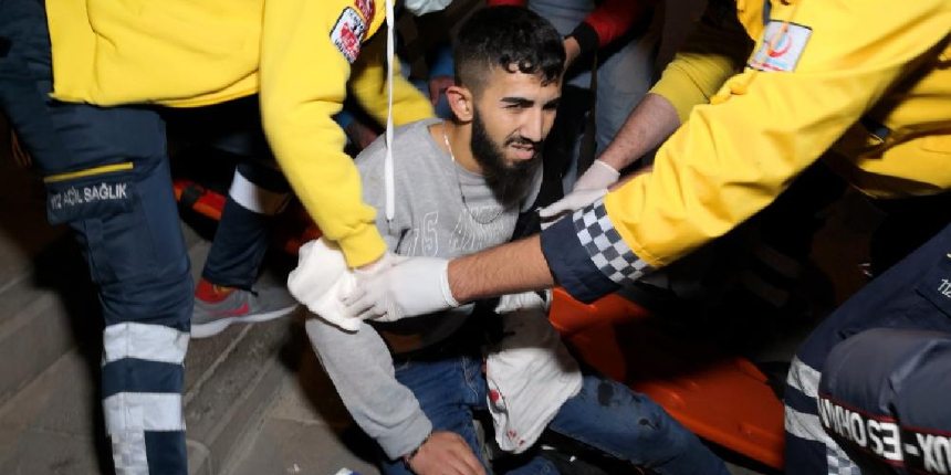 4 yerinden bıçaklanan genç, sağlıkçılara direndi: Dikişten korkarım, ölmek istiyorum