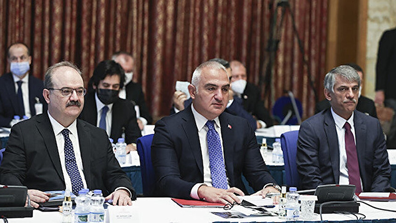 HDP'li Dağ'ın "Bakanlık Kürtçe eser basmıyor" iddiasına Bakan Ersoy'dan 'kitaplı' yanıt