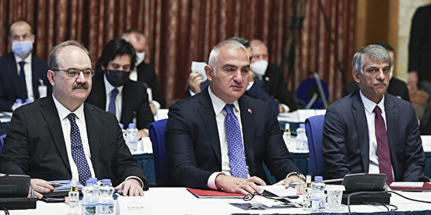HDP'li Dağ'ın "Bakanlık Kürtçe eser basmıyor" iddiasına Bakan Ersoy'dan 'kitaplı' yanıt