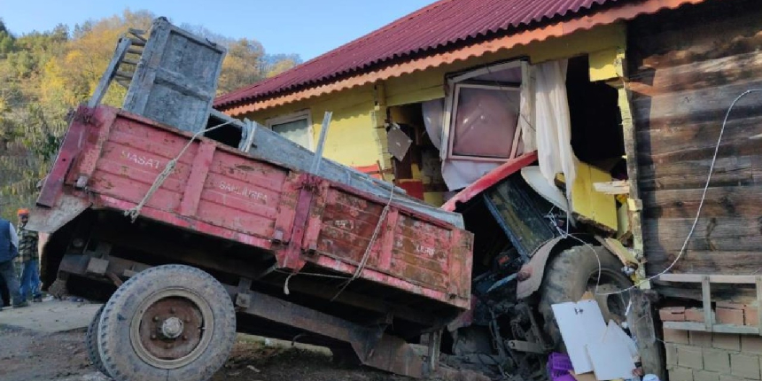 Freni boşalan traktör, evin oturma odasına girdi
