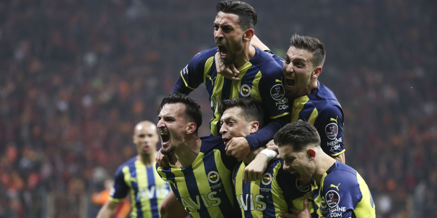Fenerbahçe ezeli rakibi Galatasaray'ı deplasmanda 90+4'te Crespo'nun attığı golle 1-2 mağlup etti