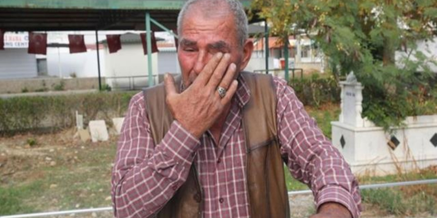 Şehidin mezarındaki bayrak direği çalındı! Babası gözyaşlarına boğuldu