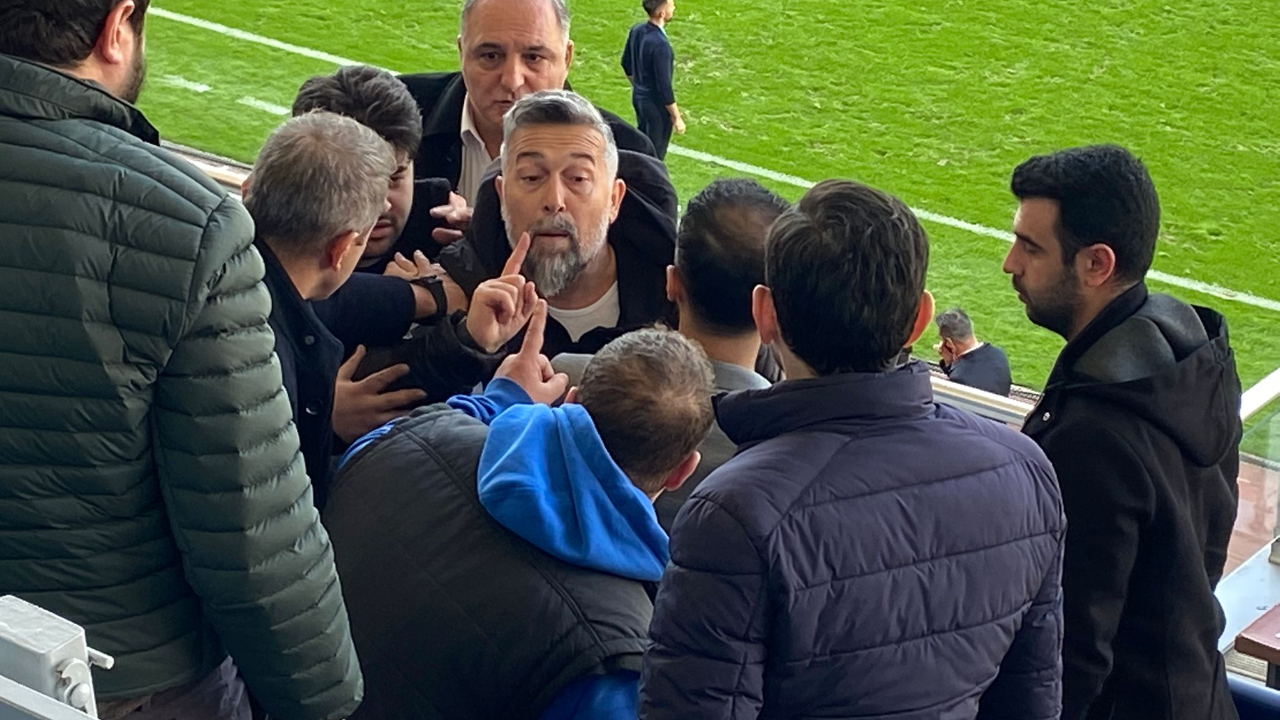 Kasımpaşa-Karagümrük maçında gerginlik... Serkan Reçber'i taraftarın elinden zor aldılar