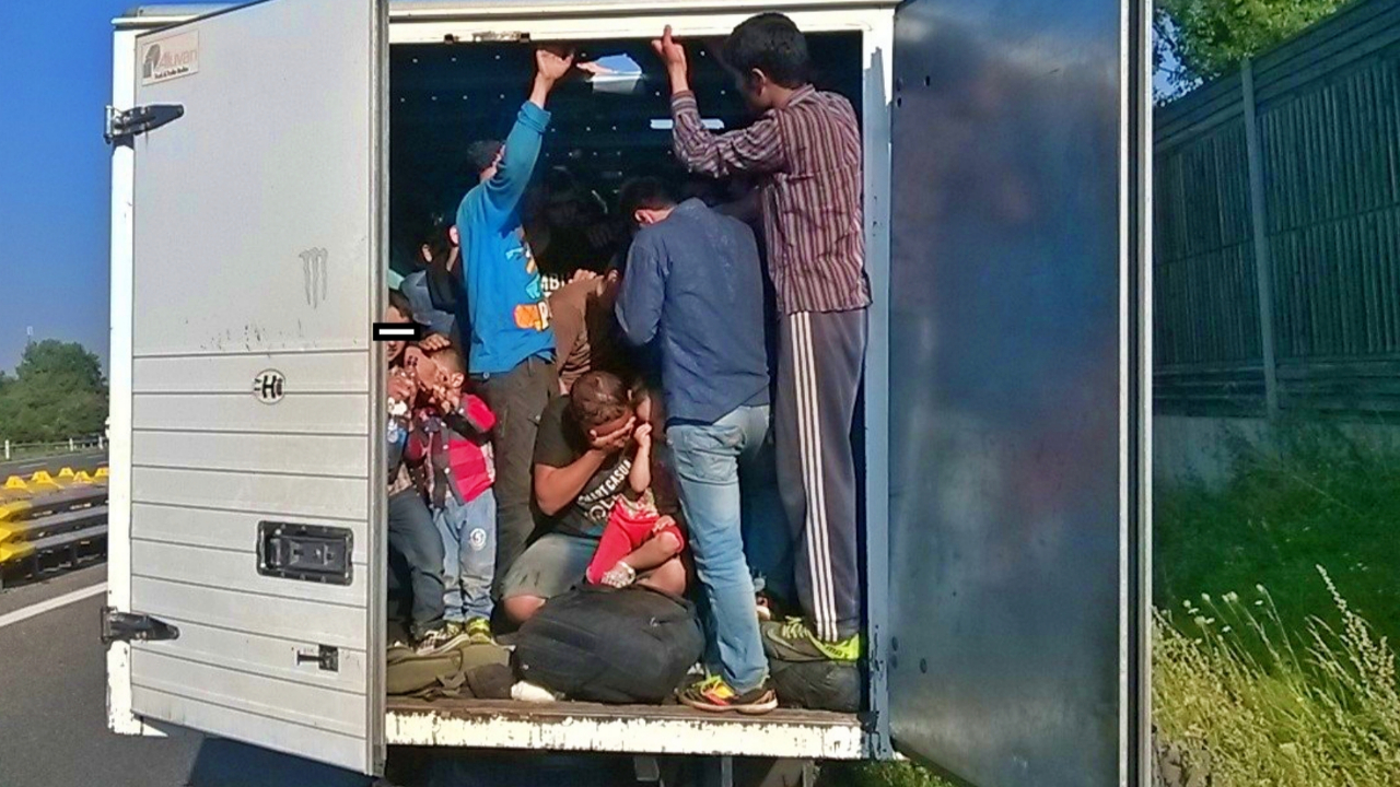 Görenler şaşkına döndü: TIR'dan 4 uçak dolusu göçmen çıktı!