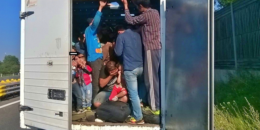 Görenler şaşkına döndü: TIR'dan 4 uçak dolusu göçmen çıktı!