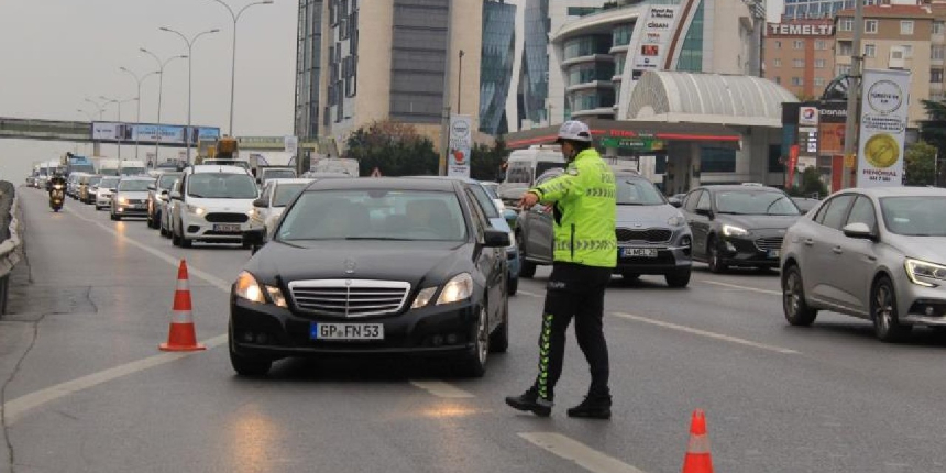 Emniyet şeridi ihlali yaptığı için ceza yiyen sürücünün tepkisi şaşırttı!