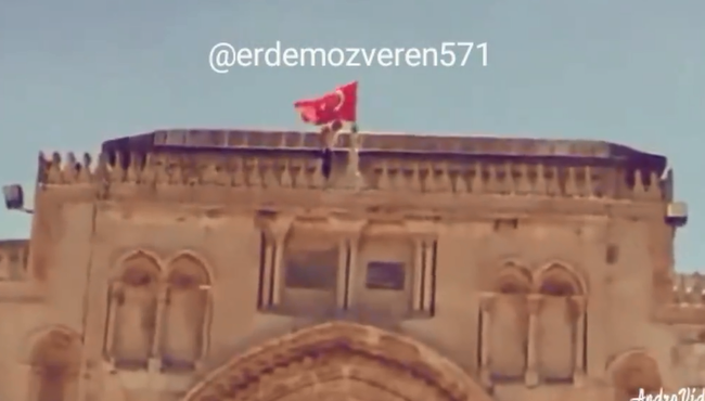 Kudüslü gençler Mescid-i Aksa'ya Türk bayrağı astı!