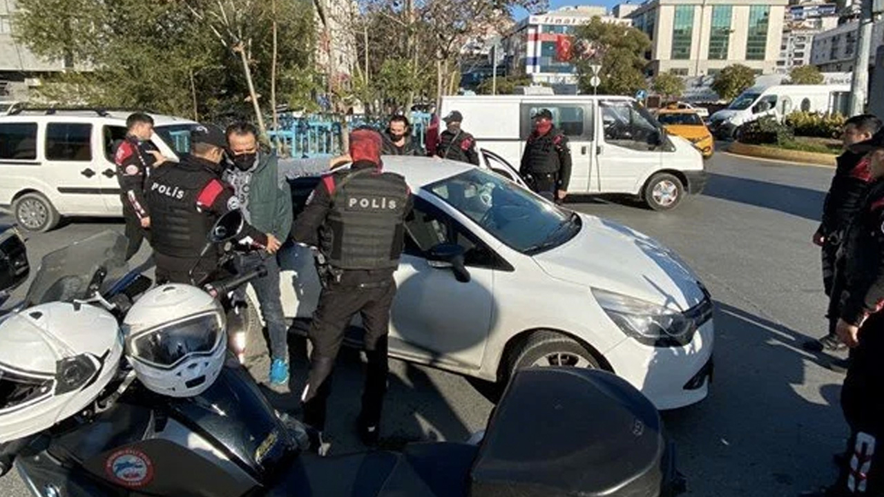 17 suçtan aranan zanlı korsan takside yakalandı: İlkyardım çantasından uyuşturucu çıktı
