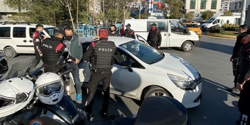 17 suçtan aranan zanlı korsan takside yakalandı: İlkyardım çantasından uyuşturucu çıktı