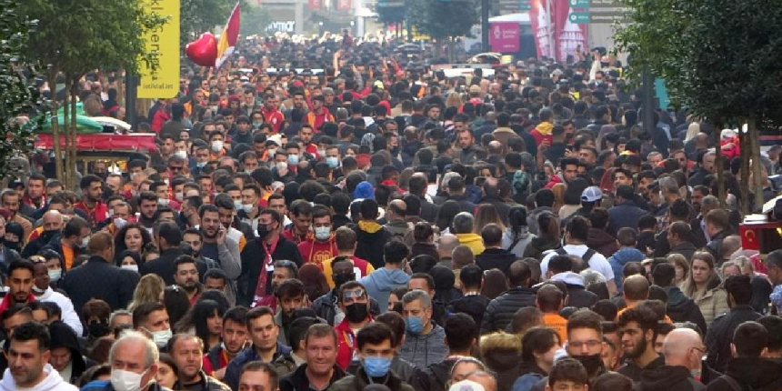 Güneşli havayı fırsat bilen İstanbullular İstiklal Caddesi'ne akın etti