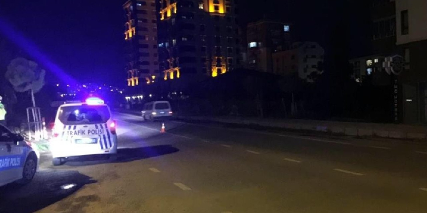 Trabzon’da uygulama noktasında durmayan otomobil, trafik polisine çarptı!