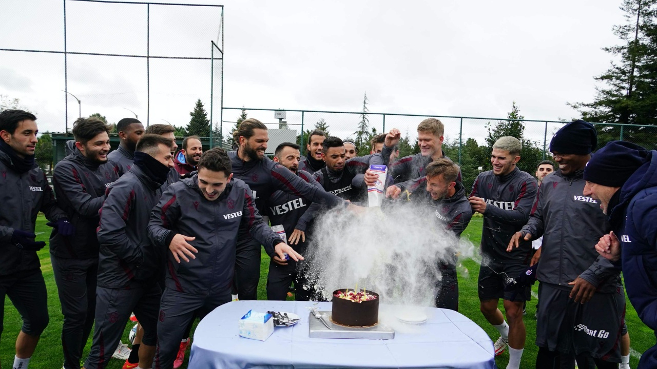 Trabzonspor'da keyifler yerinde... Yusuf Sarı'ya doğum gününde un banyosu!