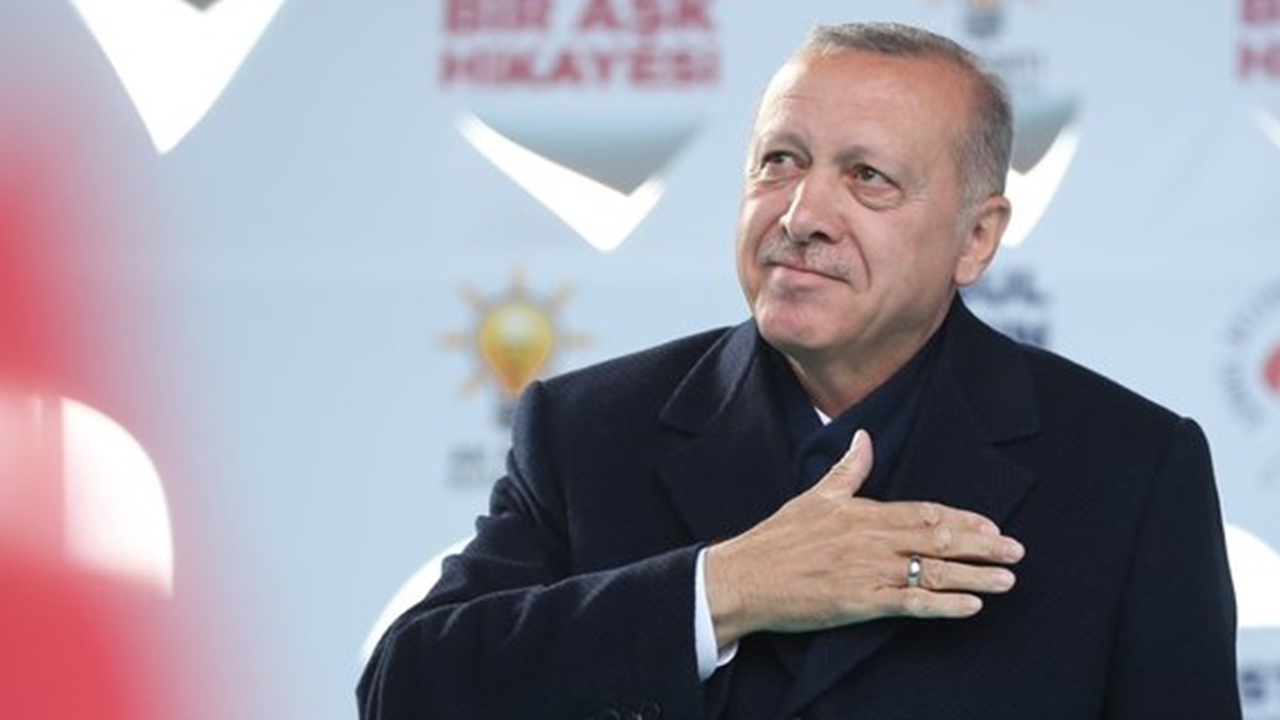 Erdoğan'dan gençlerin  "Dik dur eğilme" sloganlarına yanıt