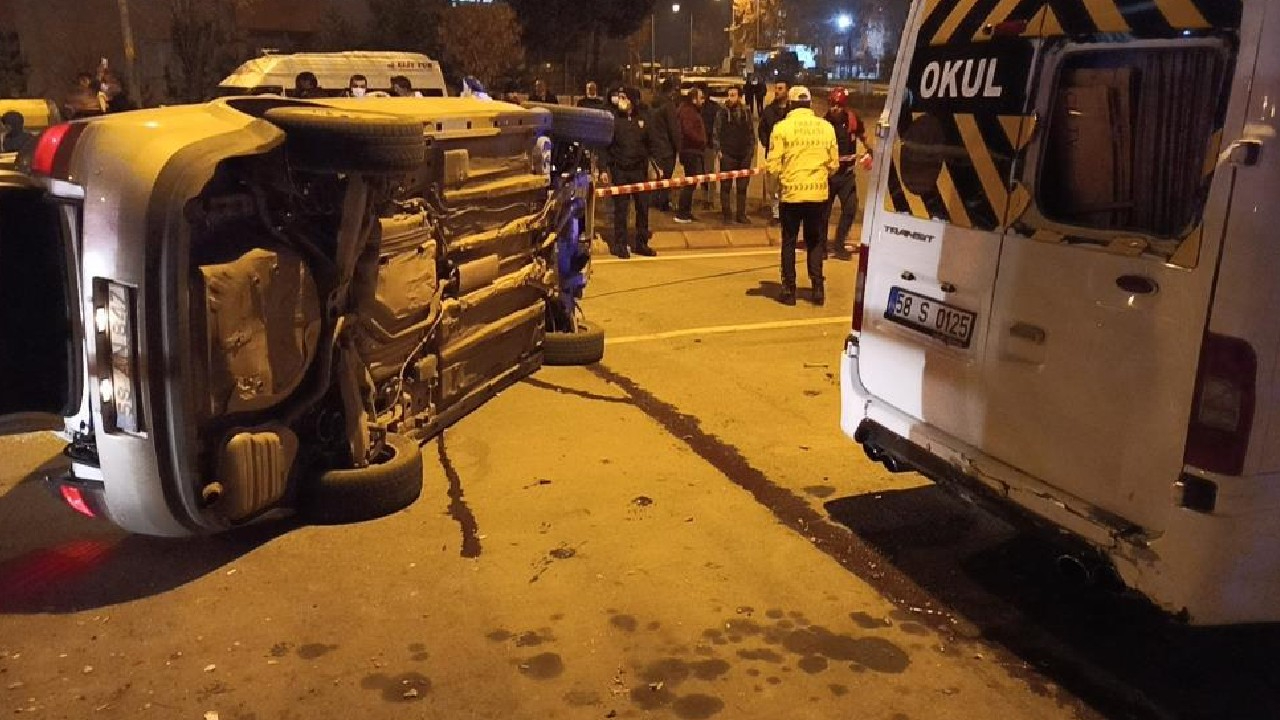 Önce park halindeki araçlara çarptı sonra yan yattı!