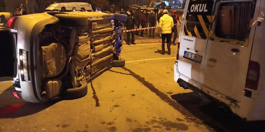 Önce park halindeki araçlara çarptı sonra yan yattı!