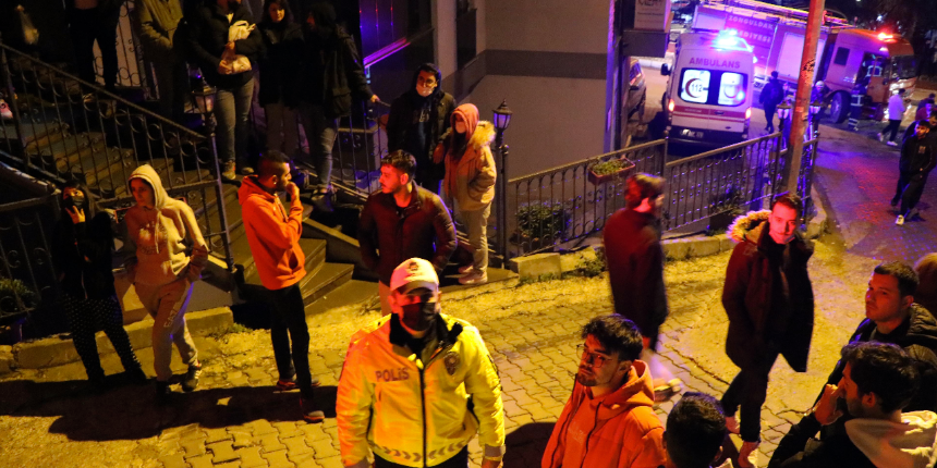 Öğrenci evinde yangın çıktı! Üniversitelileri bekçiler kurtardı